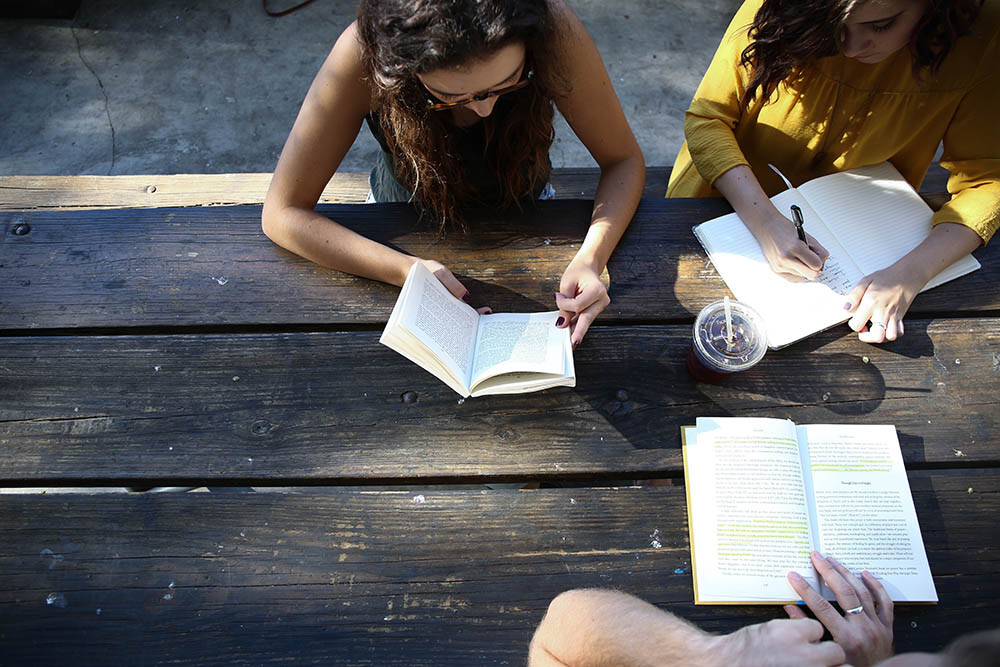 Studenti che fanno compiti e imparano insieme